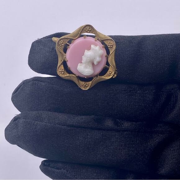 Ancient Style Pink Plastic Soldier Cameo Brass Round Brooch - Picture 2 of 11